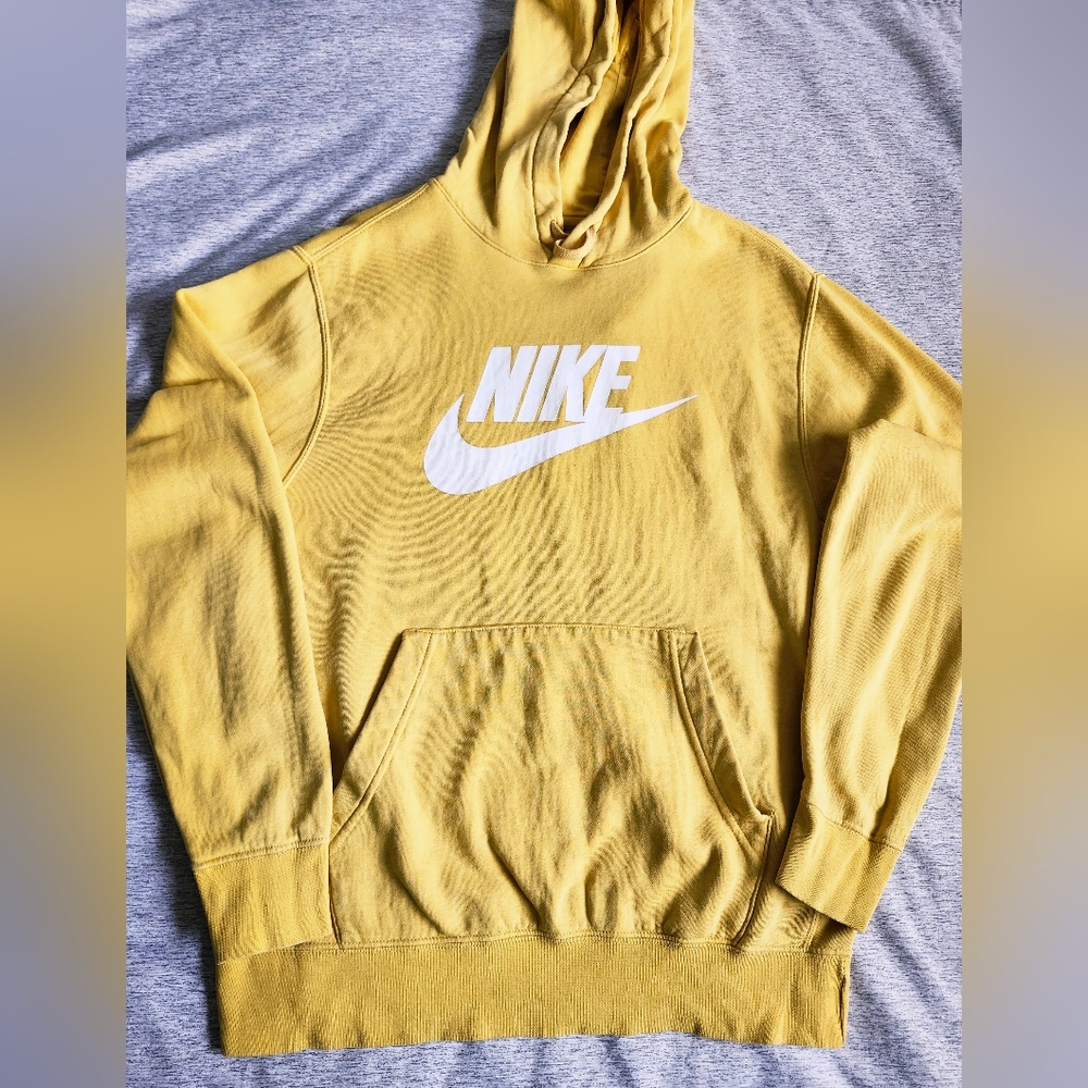 Nike Sportswear Club Fleece Pullover Hoodie. Medium size. Unisex